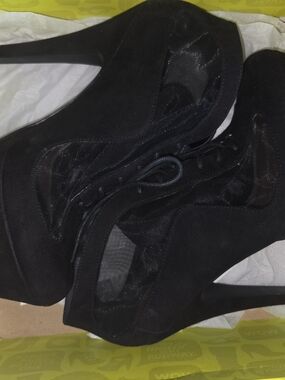 Black Women's Mesh Panel Platform Heels